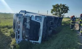 Accident pe raza comunei Fântâna Mare. Autotren răsturnat în afara șoselei. Șofer blocat în interiorul mașinii