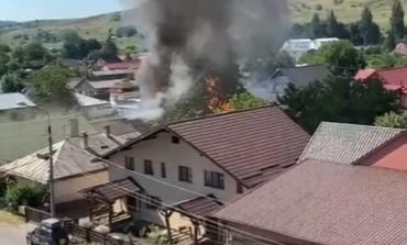 Incendiu într-o gospodărie din Fălticeni. Au ars anexa casei, stupi de albine, 6 tone de miere și bunuri electrocasnice