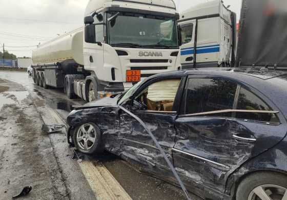Accident rutier în zona localității Spătărești. Coliziune produsă între două autotrenuri și un autoturism
