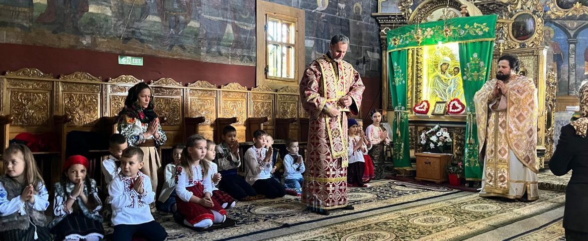 Zi specială la Biserica istorică din Rădășeni. Binecuvântare, daruri și rugăciuni la oficierea Liturghiei Copiilor
