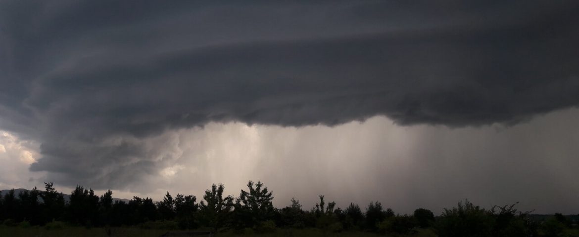 Avertizare meteo pentru zona Fălticeni. Cod galben de ploi torențiale. Aversele vor fi însoțite de vijelii și fulgere