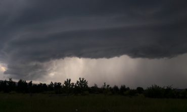 Avertizare meteo pentru zona Fălticeni. Cod galben de ploi torențiale. Aversele vor fi însoțite de vijelii și fulgere