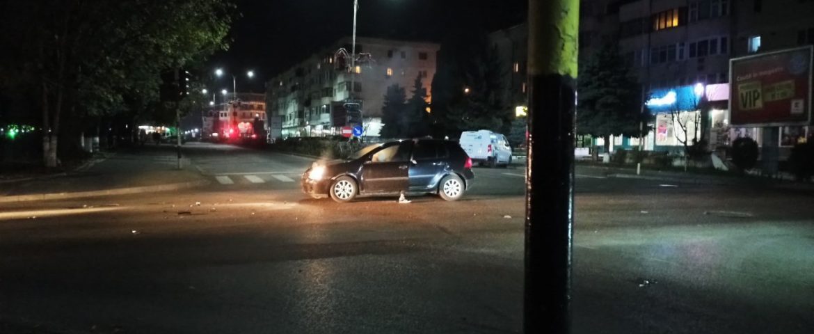 Tamponare în Fălticeni. Incident cu două autoturisme care s-au ciocnit în intersecția de la Catedrală