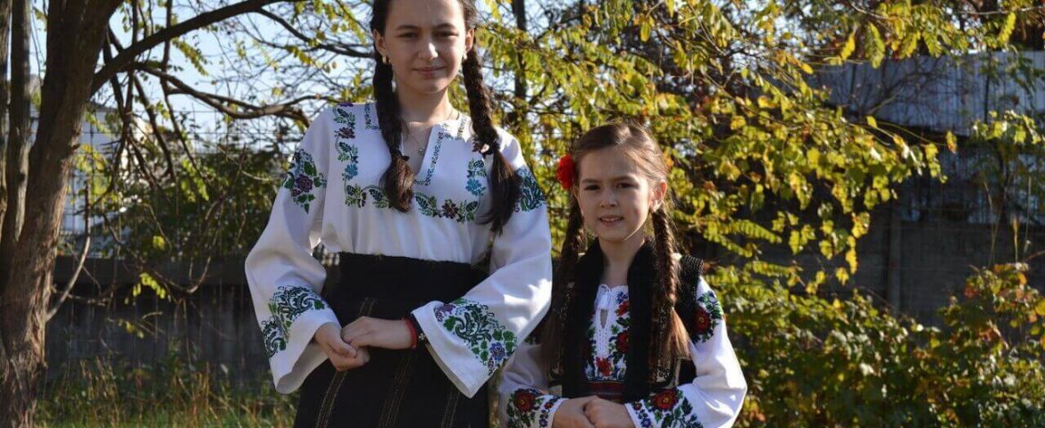 Două eleve din Râșca și Probota au cucerit premiile întâi ale unui festival național de muzică populară