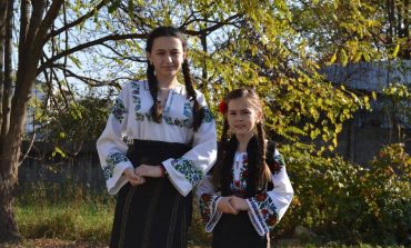 Două eleve din Râșca și Probota au cucerit premiile întâi ale unui festival național de muzică populară