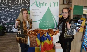 Alpin Oil și-a întâmpinat clienții de Ziua Națională cu  plăcinte, stegulețe, zâmbete și muzică patriotică
