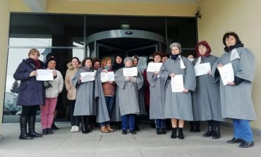 Grefierii Judecătoriei Fălticeni au protestat față de abrogarea pensiilor speciale