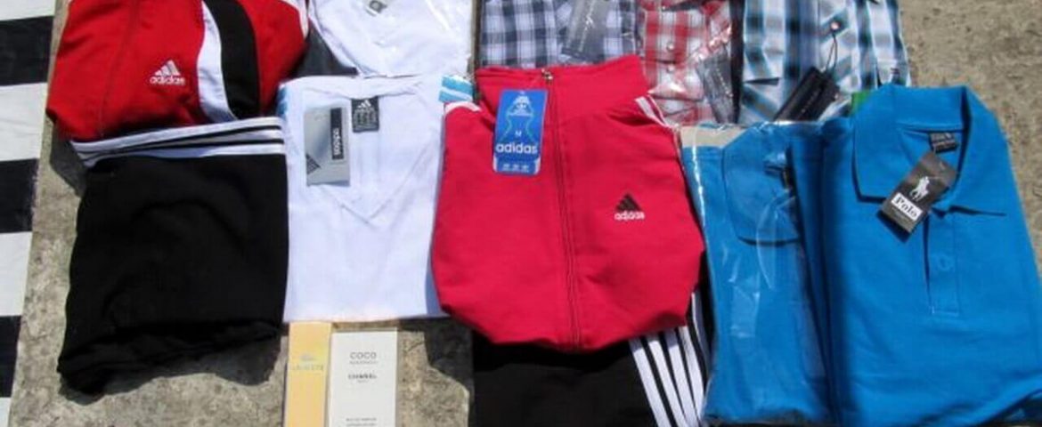 Polițiștii i-au întocmit dosar penal unui fălticenean care vindea haine contrafăcute într-un centru comercial