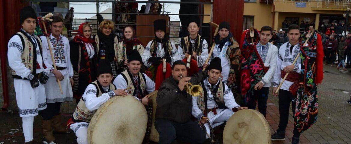 Tradiții de Anul Nou prezentate în spectacole la Boroaia, Mălini, Baia, Vadu Moldovei și Cornu Luncii