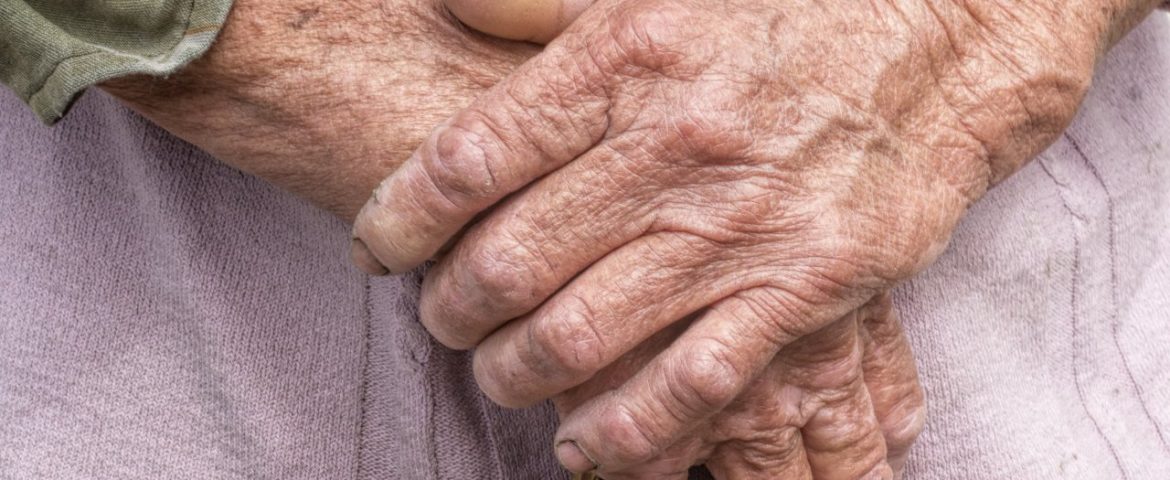 Zece pensionare din Fălticeni i-au fost sprijin de sărbători unei bătrâne din satul Drăgușeni