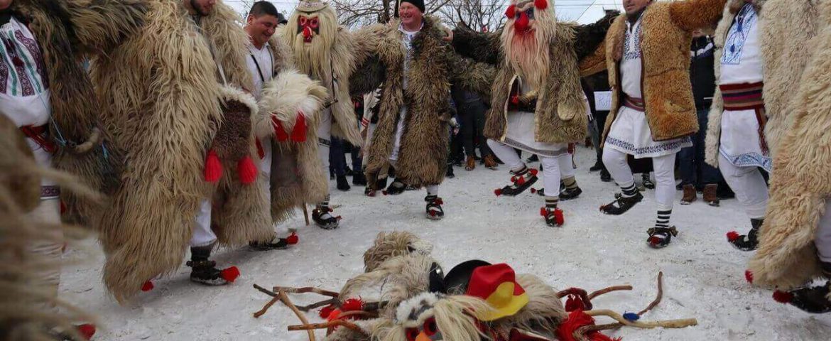 Spectacole de datini și obiceiuri de iarnă sunt organizate la Baia, Preutești, Boroaia, Drăgușeni și Vadu Moldovei