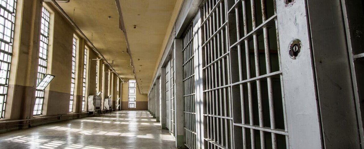 Tânăr din Dolhasca escortat la Penitenciarul din Botoșani pentru comiterea unor infracțiuni economice