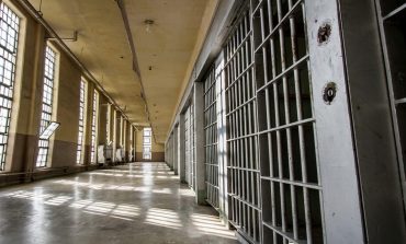 Tânăr din Dolhasca escortat la Penitenciarul din Botoșani pentru comiterea unor infracțiuni economice