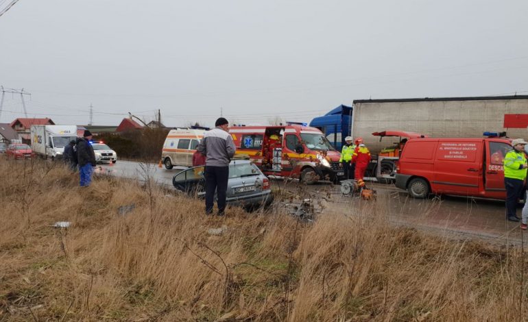 Accident rutier cu trei victime la Cumpărătura. Coliziune între un autoturism și un autocamion