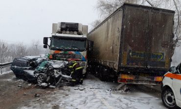 Grav accident rutier în Fălticeni. Un autotren s-a izbit într-un autoturism. Cinci persoane au ajuns la spital