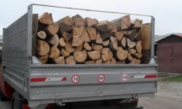 Material lemnos confiscat de polițiștii. Agenții Secției Poliție Rurală Vadu Moldovei l-au amendat pe șofer