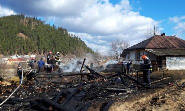 Incendiu cu pagube importante într-o gospodărie din comuna Slatina. Sursa aprinderii ar putea fi jocul copiilor cu focul