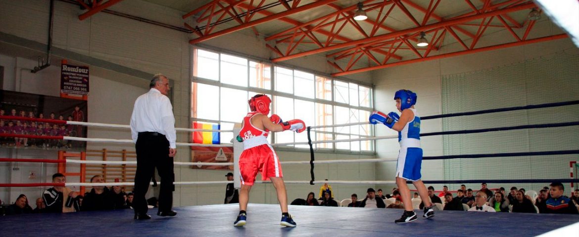 Zeci de tineri pugilişti au urcat în ring la Memorialul „Mihai Vasilache” de la Fălticeni