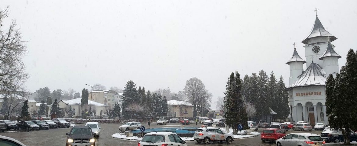 Final de februarie cu ninsori la Fălticeni. Judeţul Suceava se află parţial sub Cod Galben de ninsoare şi viscol