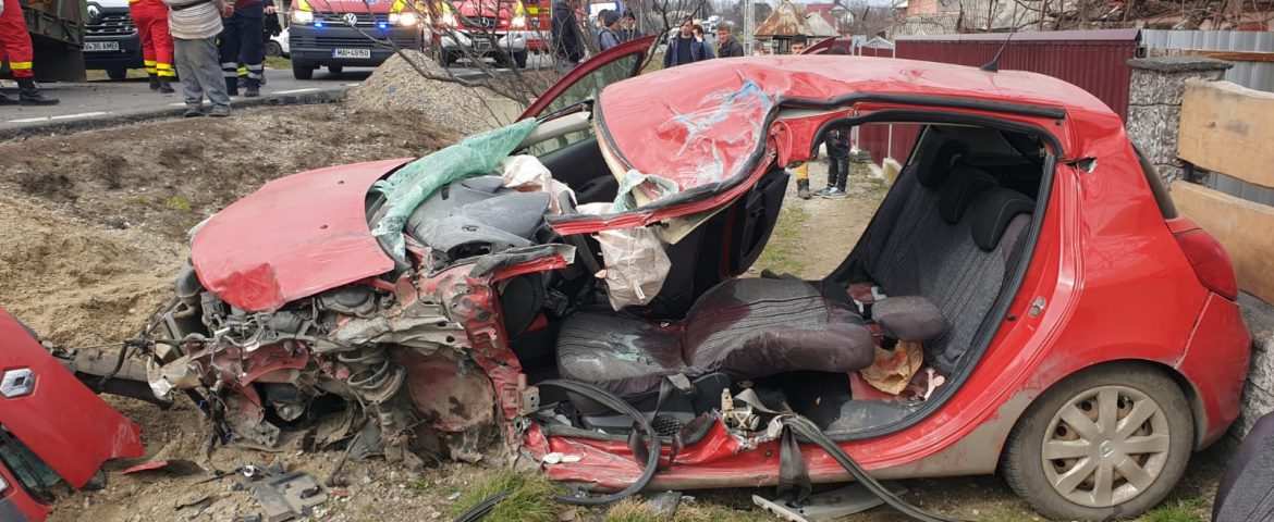 Accident cu un mort și trei răniți în comuna Drăgușeni. Un autotren și un autoturism au intrat în coliziune