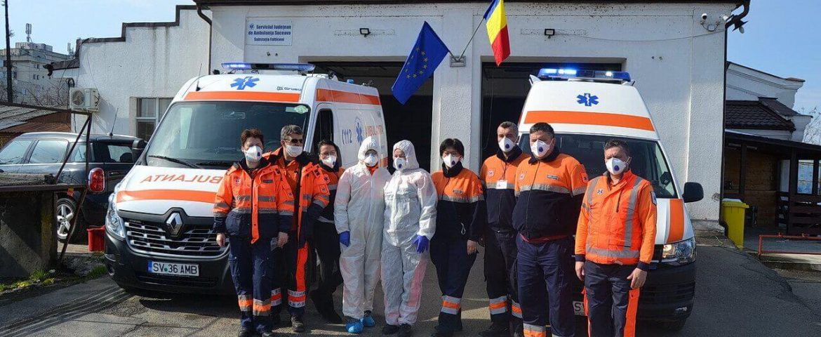 Ambulanțierii din România și-au omagiat colegul ucis de coronavirus. La Fălticeni sirenele de pe ambulanțe au funcționat continuu timp de un minut