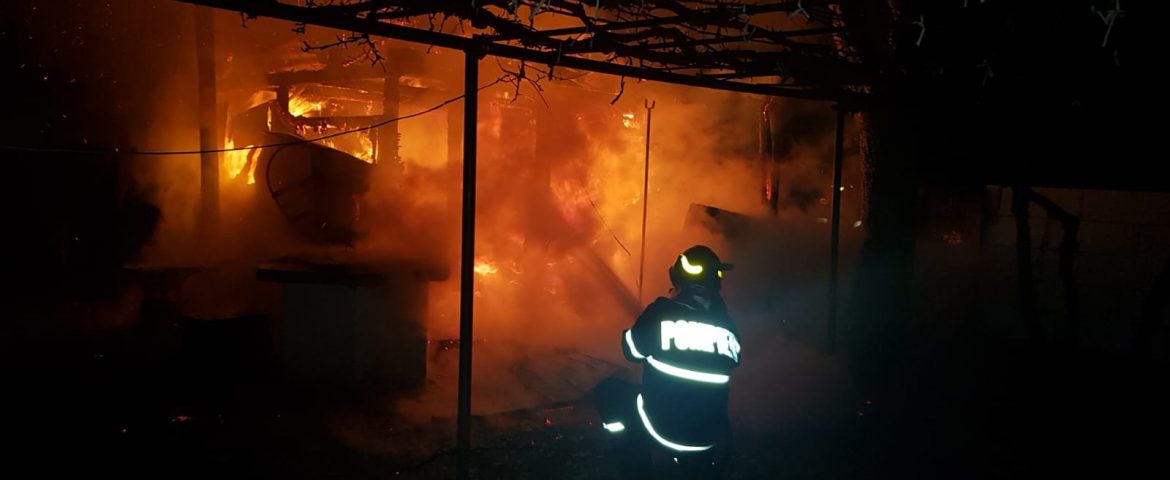 Incendiu într-o gospodărie din comuna Baia