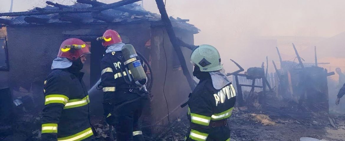 Pompieri de la trei subunități și mulți voluntari mobilizați pentru stingerea unui incendiu puternic în satul Probota