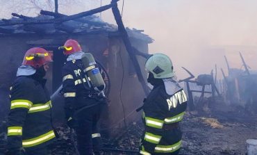 Pompieri de la trei subunități și mulți voluntari mobilizați pentru stingerea unui incendiu puternic în satul Probota