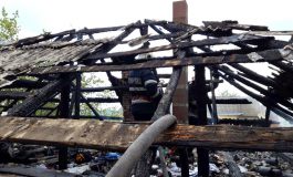 Alertă de incendiu la Fălticeni. Flăcările au cuprins acoperișul unei case de pe strada Nada Florilor