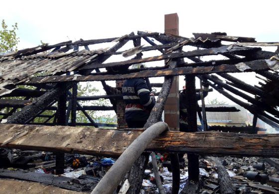 Alertă de incendiu la Fălticeni. Flăcările au cuprins acoperișul unei case de pe strada Nada Florilor