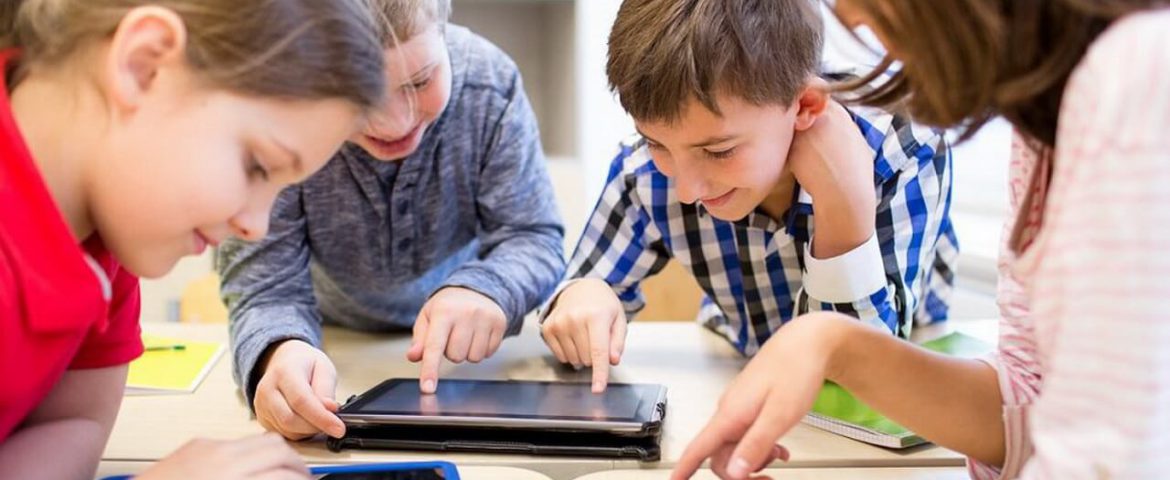 Primăria Comunei Vadu Moldovei va cumpăra 350 de tablete pentru ca toți elevii să continue școala