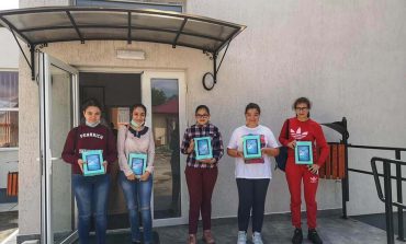 Daruri de la Clubul Rotary Fălticeni. 40 de elevi cu rezultate bune la învățătură au primit tablete cu internet