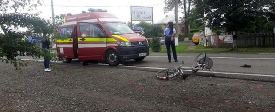 Accident în comuna Cornu Luncii. Biciclistă lovită de un camion. Paramedicii SMURD acordă îngrijiri victimei