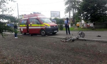 Accident în comuna Cornu Luncii. Biciclistă lovită de un camion. Paramedicii SMURD acordă îngrijiri victimei
