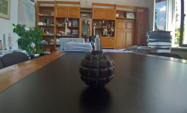 Grenadă adusă în biroul primarului din Fălticeni. Cine sunt cei care au pus proiectilul pe masa edilului