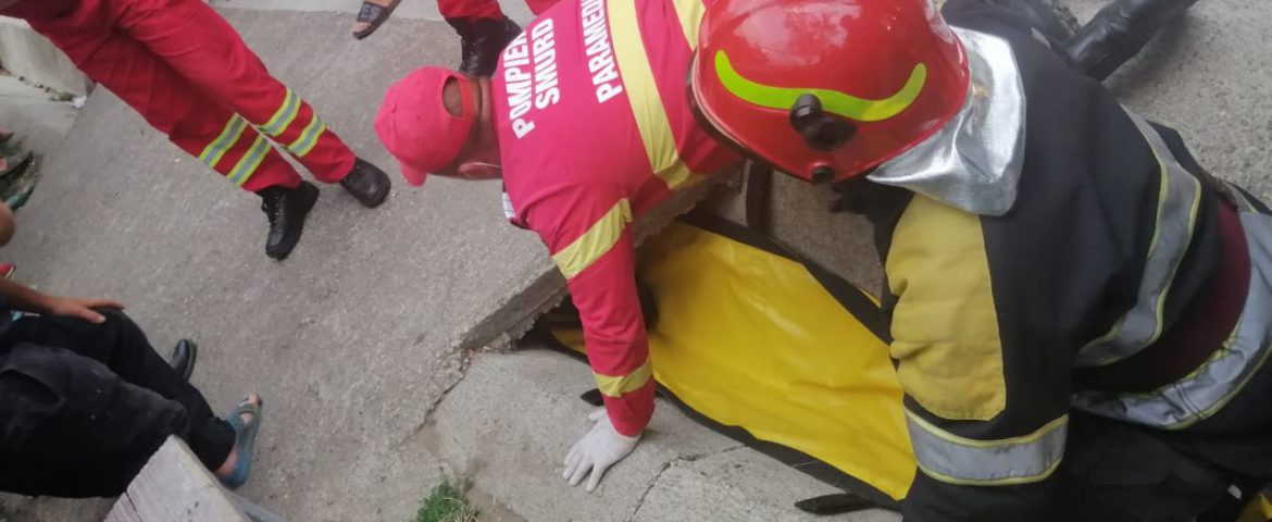 Copil în vârstă de 10 ani blocat sub un podeț. Pompierii și paramedicii din Fălticeni intervin în comuna Drăgușeni