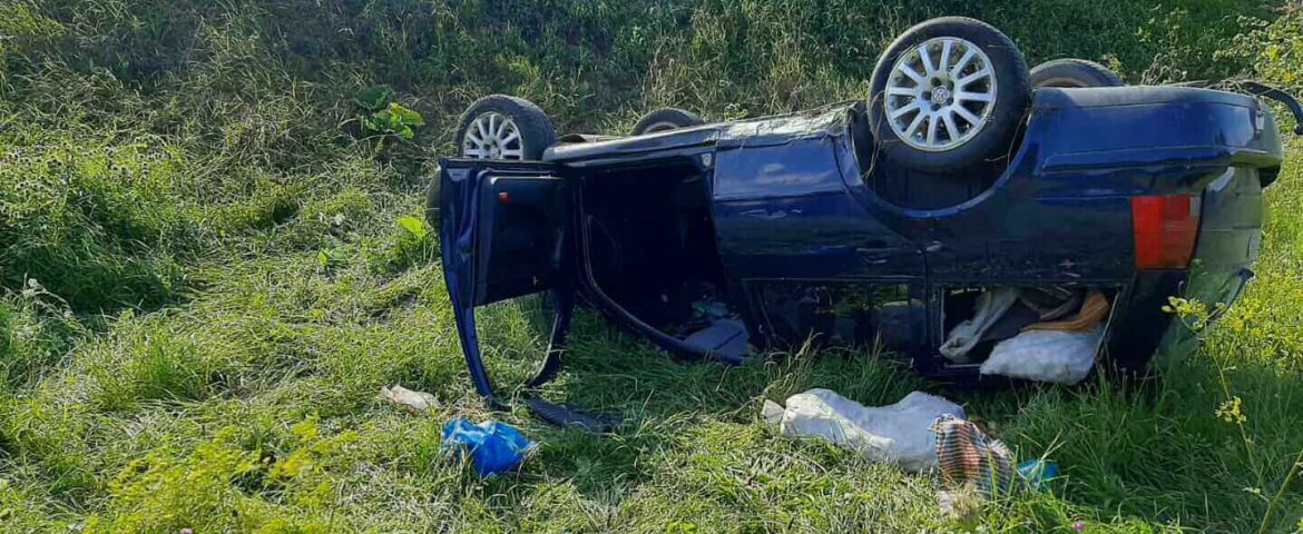 Accident rutier pe raza comunei Bunești. Autoturism răsturnat în afara părții carosabile