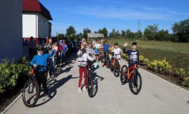 Premii în vacanța mare. 95 de elevi și preșcolari ai școlii din Preutești au primit biciclete prin proiectul A.M.I.C