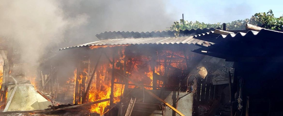 Incendiu puternic într-o gospodărie din Vadu Moldovei. Proprietarul casei s-a ales cu arsuri pe mâini