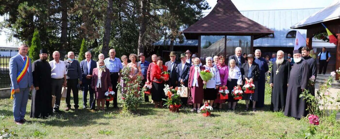 Cuplurile de Aur din comuna Vadu Moldovei au fost sărbătorite la Biserica din lemn „Pogorârea Duhului Sfânt”