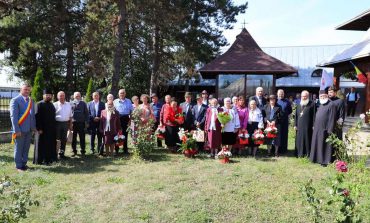 Cuplurile de Aur din comuna Vadu Moldovei au fost sărbătorite la Biserica din lemn „Pogorârea Duhului Sfânt”