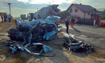 Accident mortal în comuna Preutești. Coliziune între un vehicul de tonaj și un autoturism. În mașină erau două tinere din Dolhești. Șoferița și-a pierdut viața