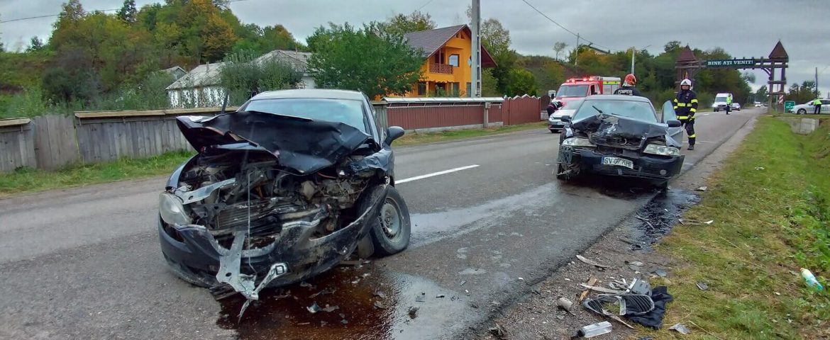 Accident rutier la intrarea în comuna Mălini. Două mașini s-au ciocnit frontal. Șoferii au ajuns la spital