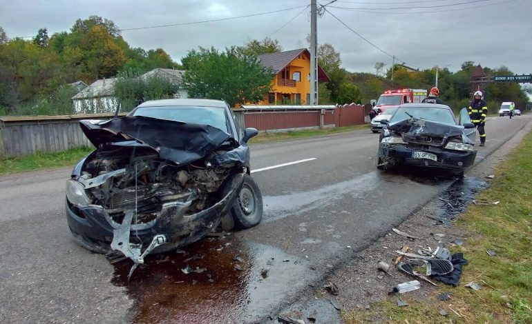 Accident rutier la intrarea în comuna Mălini. Două mașini s-au ciocnit frontal. Șoferii au ajuns la spital