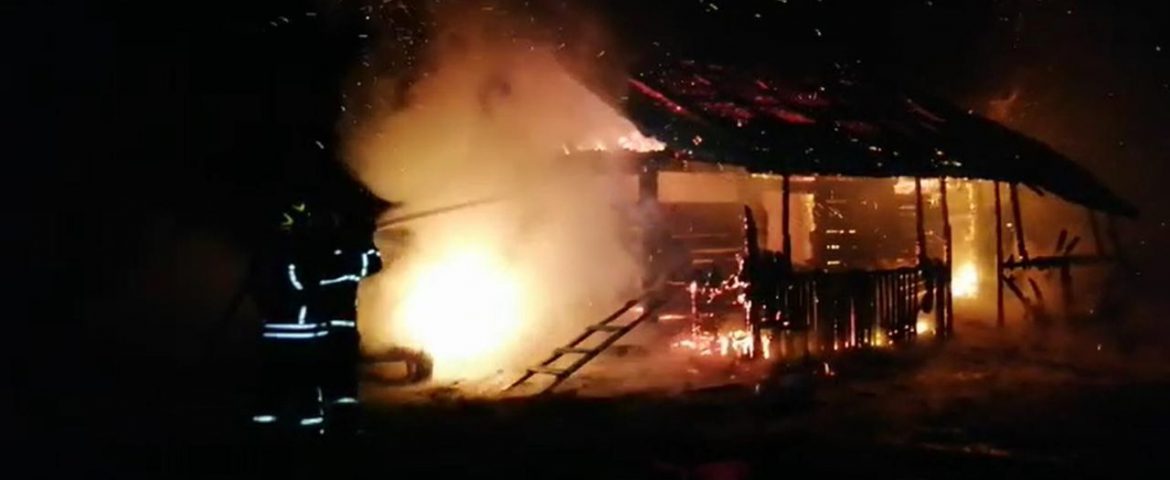 Pompierii din Fălticeni  intervin pentru stingerea unui incendiu uriaș. Au luat foc trei case și construcții anexe