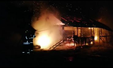 Locuinţă din Râşca distrusă de un incendiu puternic. Focul s-a propagat de la un conductor electric defect