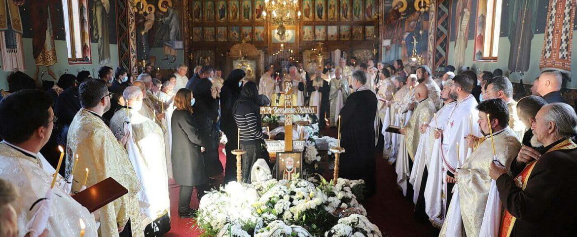 50 preoți și numeroși credincioși au participat la funeraliile preotului Constantin Patrolea