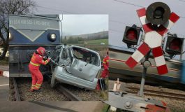 Autoturism lovit de un tren Interregio în oraşul Dolhasca. Şoferul implicat în accident şi-a pierdut viaţa