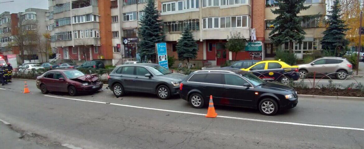 Coliziune în lanț pe strada Sucevei. Trei mașini implicate în incident. Un pasager transportat la spital