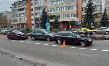 Coliziune în lanț pe strada Sucevei. Trei mașini implicate în incident. Un pasager transportat la spital